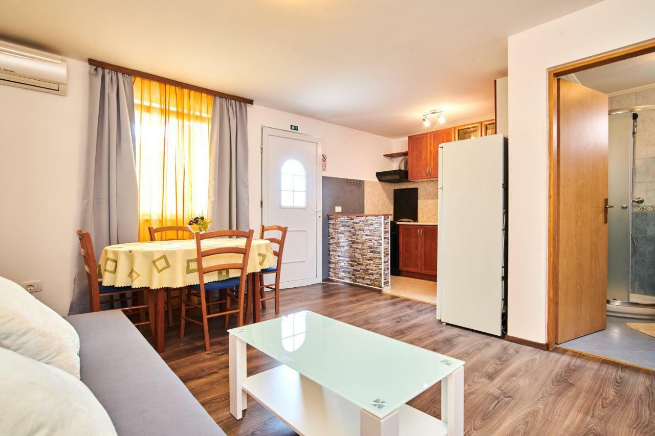 App Sverko Apartment Vilanija Екстериор снимка